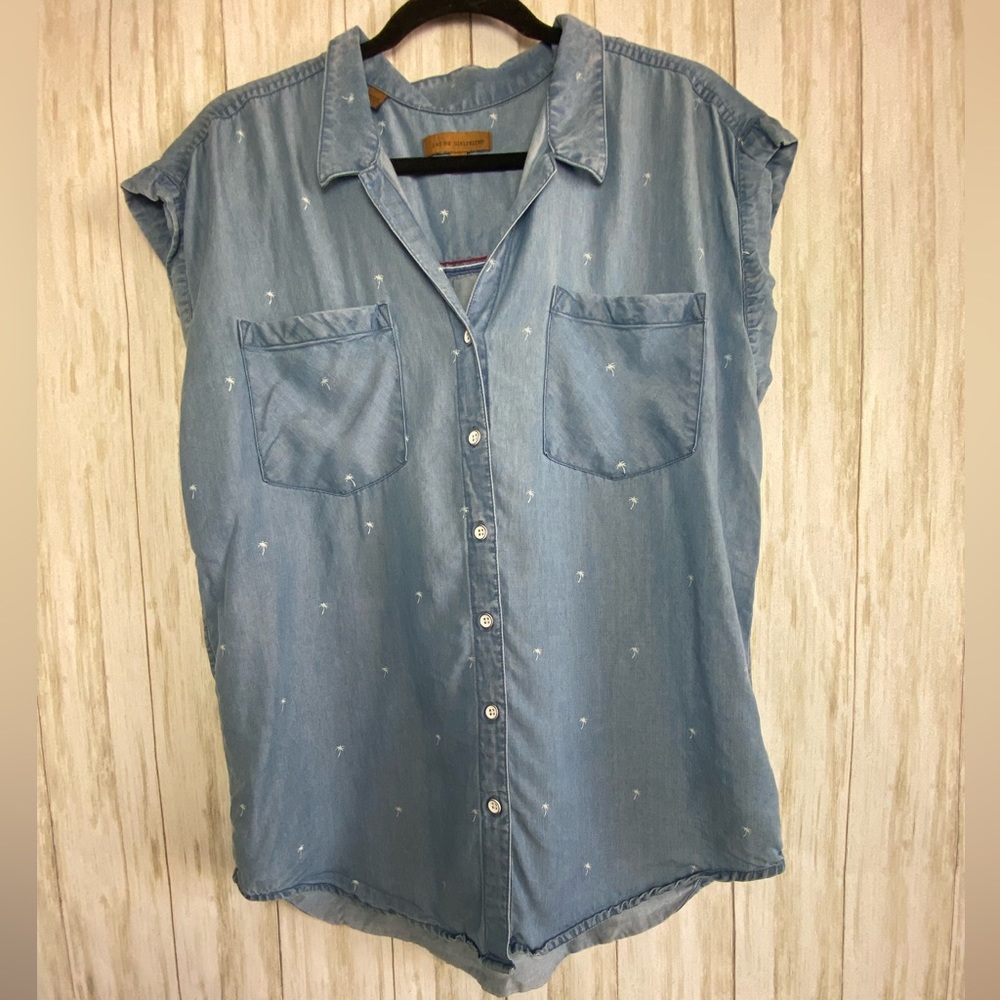 Capped sleeve button down